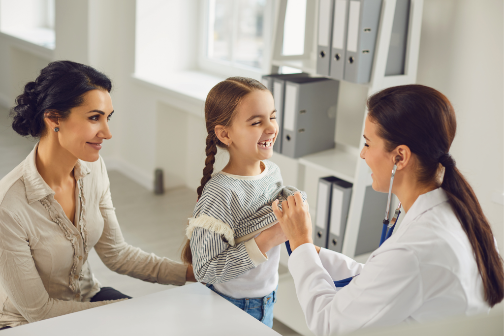 Pedijatrijski kardiolog u Zaprešiću obavlja pregled srca kod djeteta