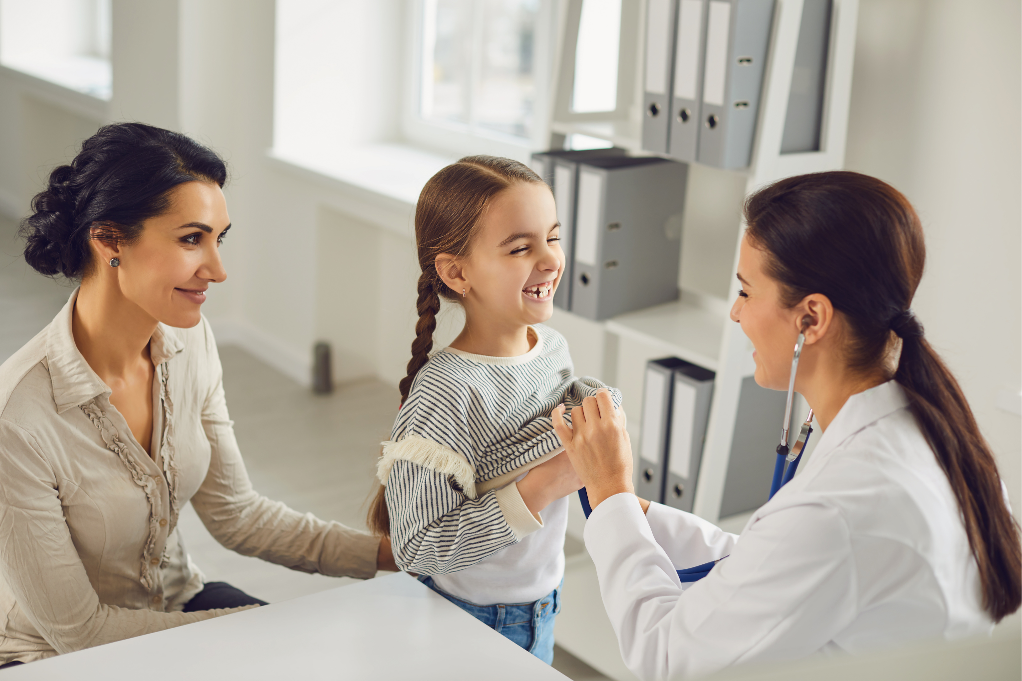 Pedijatrijski kardiolog u Zaprešiću obavlja pregled srca kod djeteta
